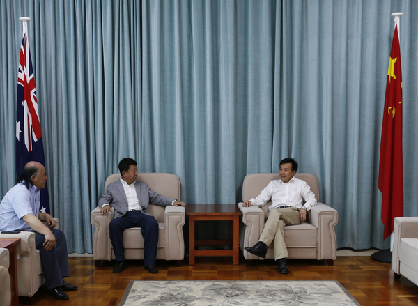 5、盛鸣、王旭在澳洲和中国驻珀斯总领事雷克中