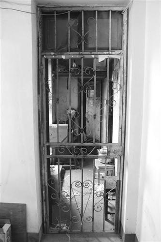 邻居为争6平米产权恐吓业主:贴符咒扎假人放哀乐