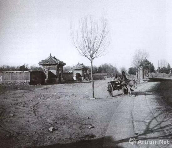 民国初年的畅春园遗址(图中两座山门即为恩慕寺山门和恩佑寺山门)