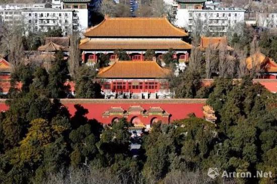 俯拍景山寿皇殿、牌坊、大门、戟门、寿皇殿以及山殿、配殿、碑亭等