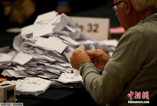 在这场大选的竞选过程中，保守党主打“脱欧牌”，强调只有保守党才能带领英国顺利脱离欧盟。而工党则提出一系列“劫富济贫”的主张，包括向富人增加征税、免除大学学费、能源和铁路国有化等。图为肯德尔投票站内，工作人员正在忙碌。