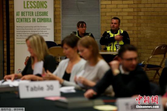 英国上次举行大选是在2015年，正常情况下，新一次大选应该在2020年。但特雷莎·梅在4月18日突然宣布，在今年6月8日提前举行大选。图为肯德尔投票站内，驻扎了警方人员以确保安全。