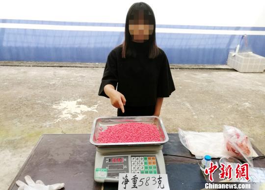 图为毒犯对毒品进行指认 孙如健 摄