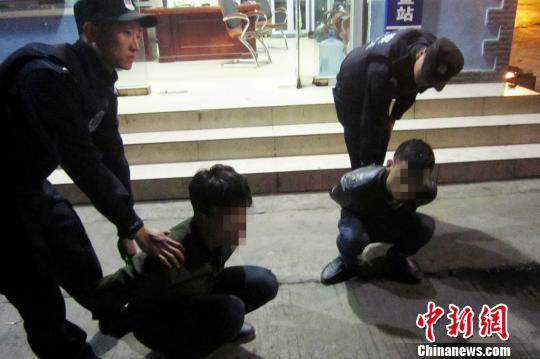 图为现场抓获毒犯 孙如健 摄