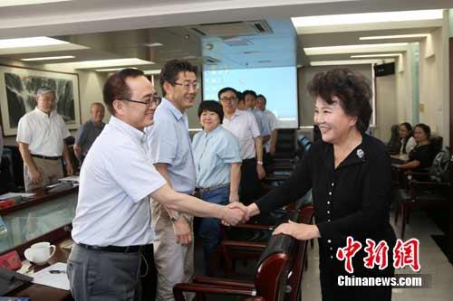 图为国务院侨办主任裘援平与出席座谈会人员握手致意。 韩海丹 摄