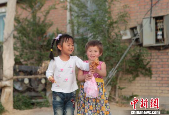 图为张义兵的女儿璐璐和哈萨克族妹妹的女儿亲如姐妹?！》?摄