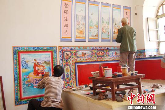 煤省山西的资源型大县长治襄垣正极力拓展文化产业，令非遗传承人有饭吃。图为襄垣炕围画?！≌庞?摄