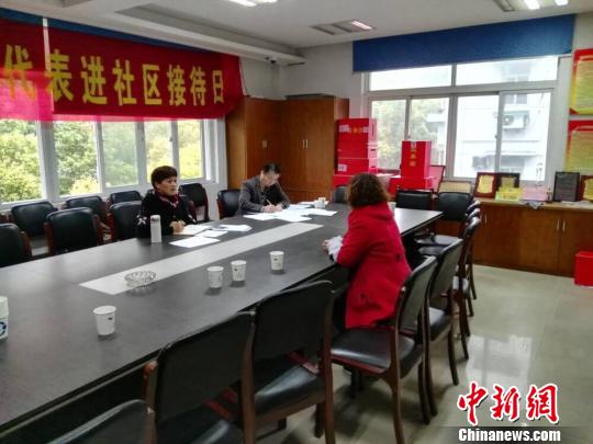 杭州市江干区闸弄口街道纪工委对候选人进行谈心谈话。　杭州市纪委供图 摄