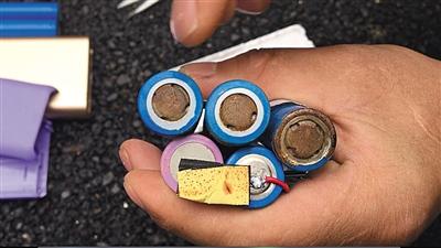 记者从地摊上购买的充电宝，拆开后发现里面的电池布满锈迹。 新京报记者 游天燚 摄