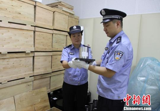 黄埔海关查获的藏匿走私冰毒的工具 魏星 摄