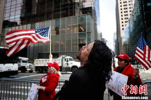 当地时间5月4日，支持者在纽约特朗普大厦前迎候特朗普总统的到来。当日，美国总统特朗普就职后首次回到家乡纽约。 <a target='_blank' href='http://www.chinanews.com/'>中新社</a>记者 廖攀 摄