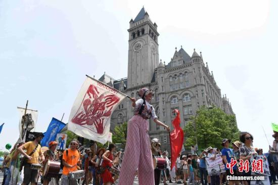 当地时间4月29日，华盛顿爆发上万人规模的游行活动，抗议特朗普的气候政策和能源政策。当天适逢美国总统特朗普执政满一百天。 <a target='_blank' href='http://www.chinanews.com/'>中新社</a>记者 刁海洋 摄