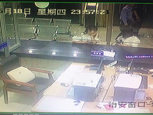 图说：车某姐妹二人前往派出所报案。警方图