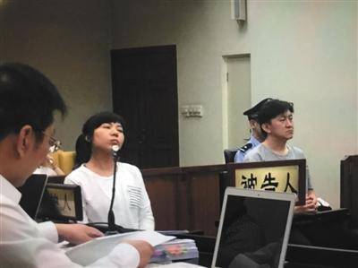 陈某和董某出庭受审。新京报记者李禹潼摄