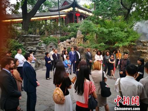 中国侨网恭王府博物馆副馆长陈晓文带领外交官员参观并讲解　应妮　摄