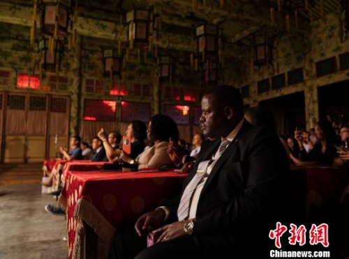 外交官员们观赏昆曲演出 侯宇 摄