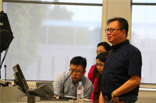 姚舜熙教授作为当晚的主讲嘉宾，通过大量的历史图片和丰富的资料，为英国观众介绍了中国古代花鸟画到现代花鸟画的起源和发展。（法国《欧洲时报》/小曾 摄）