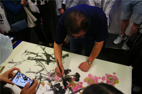 姚舜熙教授讲座后现场作画。（法国《欧洲时报》/小曾 摄）