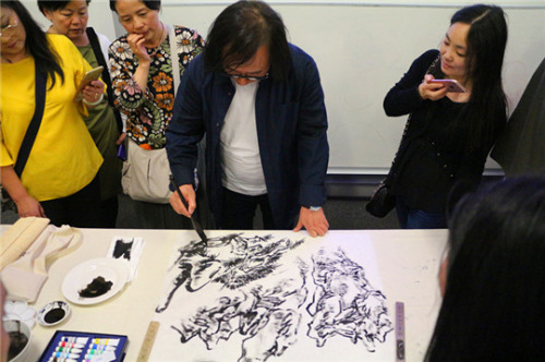 唐辉院长现场作画。（法国《欧洲时报》/小曾 摄）