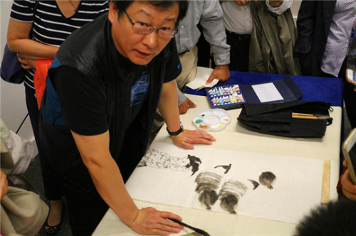 李洋教授讲座后现场作画。（法国《欧洲时报》/小曾 摄）