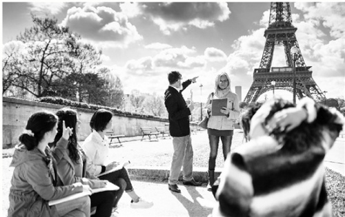同学们在法国巴黎游学，体验国际课堂。