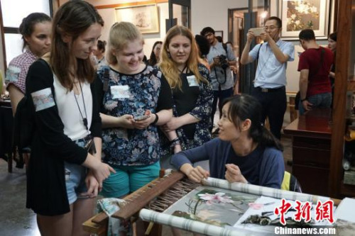 外籍人士与无锡锡绣匠人交流?！∷锶?摄