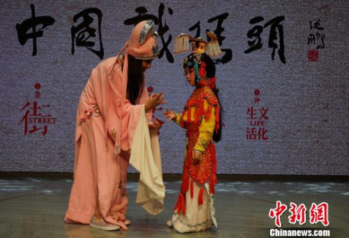 一位外国留学生在向“小师傅”讨教手势如何做。　孙权 摄