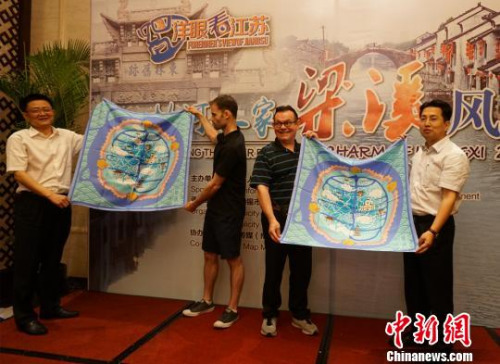 图为无锡方面赠送手绘梁溪地图丝巾给外籍人士代表?！∷锶?摄