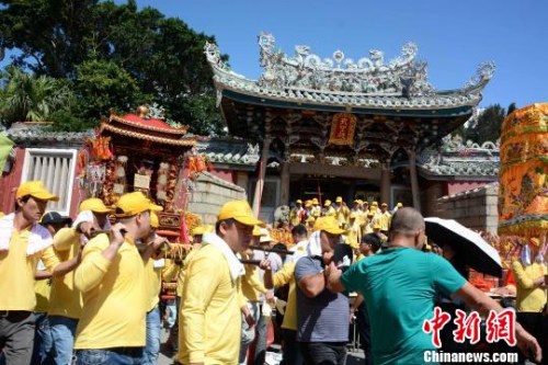 图为巡回“祈福”活动?！≌沤鸫?摄