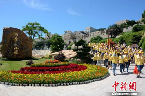 图为民俗踩街活动?！≌沤鸫?摄