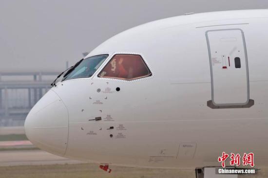 5月5日，首架国产大飞机C919在上海成功首飞。图为机组人员挥手示意。张亨伟 摄