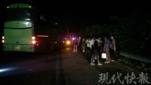 大客车司机疯狂超载 称本想干完最后一票就退休