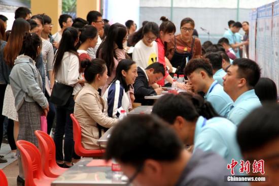 资料图：毕业生在参加招聘会。田进 摄