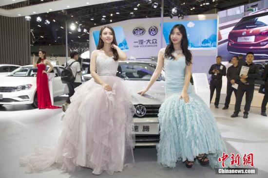资料图：太原国际车展开幕，靓丽车模吸睛。<a target='_blank' href='http://www.chinanews.com/'>中新社</a>记者 张云 摄