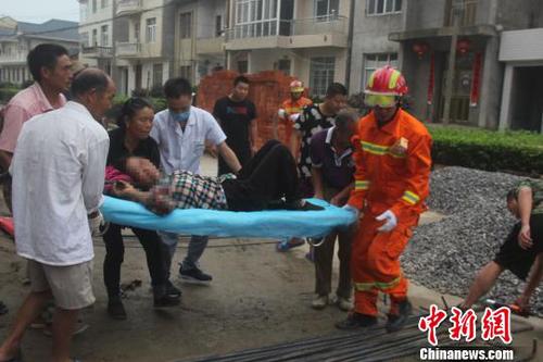 钢筋高空坠落湖北天门一女工人惨遭穿脸插腹（图）