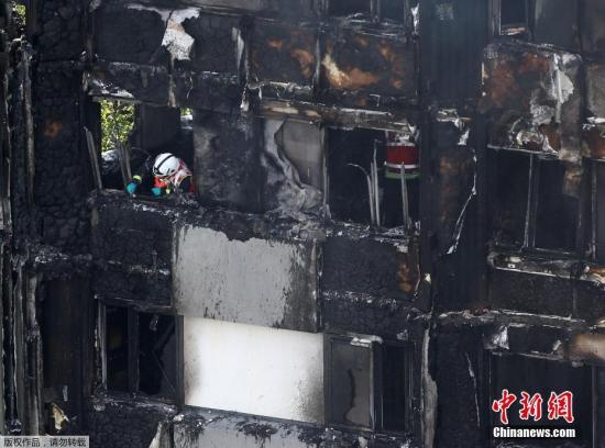 据外媒报道，继伦敦救护车服务部门之后，英国国民保健服务系统(NHS)进一步更新消息称，目前，伦敦多家医院共收治了74名西区高层公寓楼火灾伤者，其中20人接受重症监护。图为消防员在火灾现场调查。