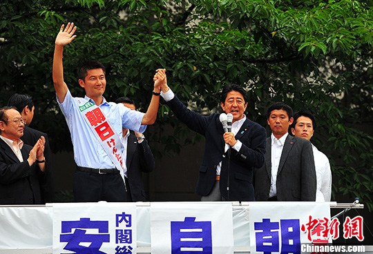 图为日本首相安倍晋三当天在东京的中野车站为自民党的候选人站台拉票。 <a target='_blank' href='http://www.chinanews.com/'>中新社</a>记者 王健 摄