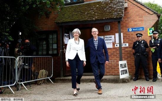 当地时间6月8日，英国大选开始投票，特雷莎·梅与其丈夫菲利普一起在英国桑宁(Sonning)一处投票站投票。