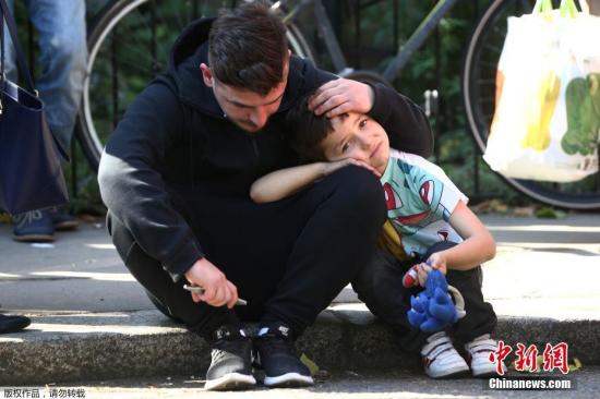 英国伦敦警方证实，该市6月14日发生的高层公寓楼火灾已经造成6人死亡，预计死亡人数将进一步上升。图为撤离火场的一位小男孩神情落寞。
