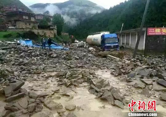 泥石流冲毁公路。　钟欣 摄