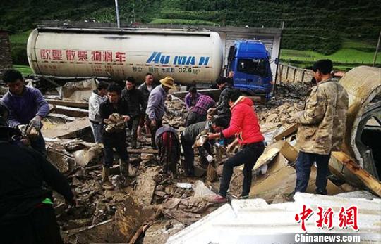 泥石流导致道路通行中断。　钟欣 摄