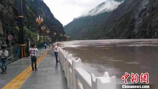 大渡河河水猛涨，民众拍照。　钟欣 摄