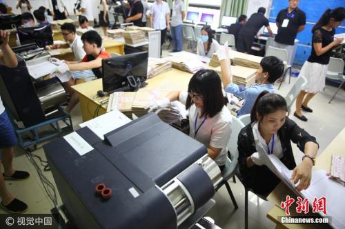 图为海南师范大学高考评卷场。石磊 摄 图片来源：视觉中国