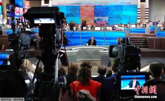 据报道，今年的“与普京直播连线”节目收到了约187万个问题，过半问题通过电话提出，37万个问题通过短信，28万个通过社交网络。