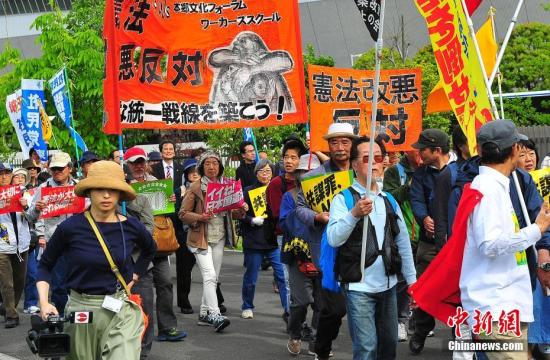 当地时间5月3日，数万日本民众在东京举行集会和游行，为整整经历了70个年头的日本战后宪法“点赞”，呼吁维护和平宪法，反对执政当局的修宪企图。 <a target='_blank' href='http://www.chinanews.com/'>中新社</a>记者 王健 摄