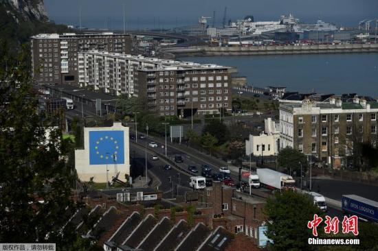 当地时间2017年5月7日，英国多佛，一名街头艺术家班克西创作了一幅画，画面中一名工人正从欧盟12星旗帜上抹掉一颗星，寓意着英国将脱离欧盟。