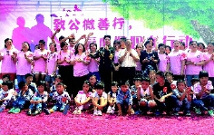     “致公微善行”活动的爱心妈妈们与孩子们欢乐合影。