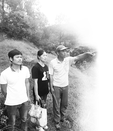 苏泽锦在乌木村寻访老兵墓