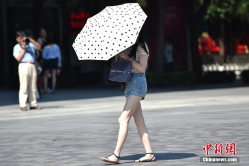 资料图：北京持续发布高温黄色预警，街头美女清凉出行。<a target='_blank' href='http://www.chinanews.com/' >中新网</a>记者 金硕 摄