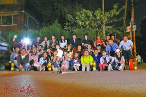 摩族猎人们的合影。